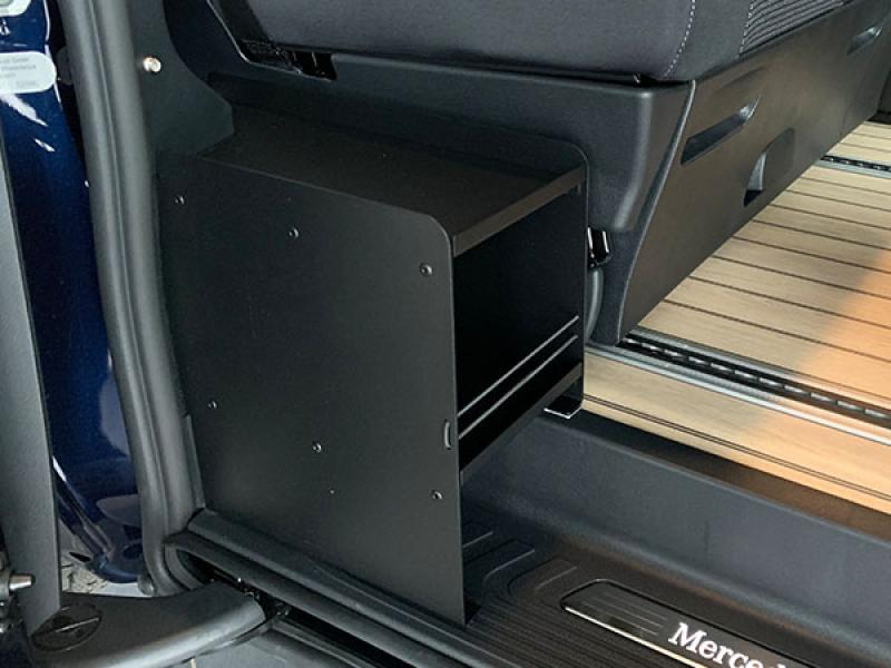Schuhregal mit sicheren Klettbändern, ideal für Ordnung und Komfort im Mercedes Fahrzeug.