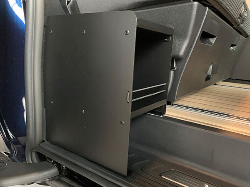 Detailansicht des robusten Aluminiums des Marco Polo Schuhregals in mattem Schwarz.