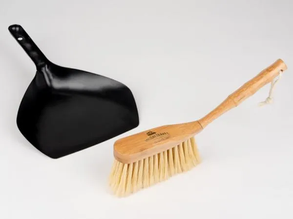 Detailansicht des Handfeger- und Kehrschaufel-Sets für Camping. Der Handfeger verfügt über einen ergonomischen Bambusgriff, und die robuste Metall-Kehrschaufel ermöglicht effizientes Sammeln von Schmutz und Staub im Freien.