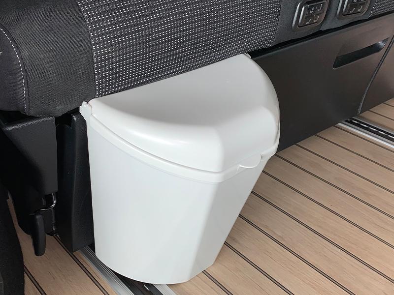 Kompakter Mülleimer für den Ford Nugget Camper von www.neils-und-kraft.shop.