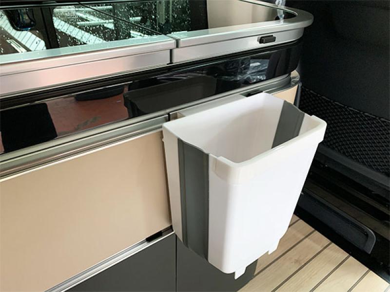 Faltbarer Mülleimer in Weiß/Dunkelgrau für Campervans