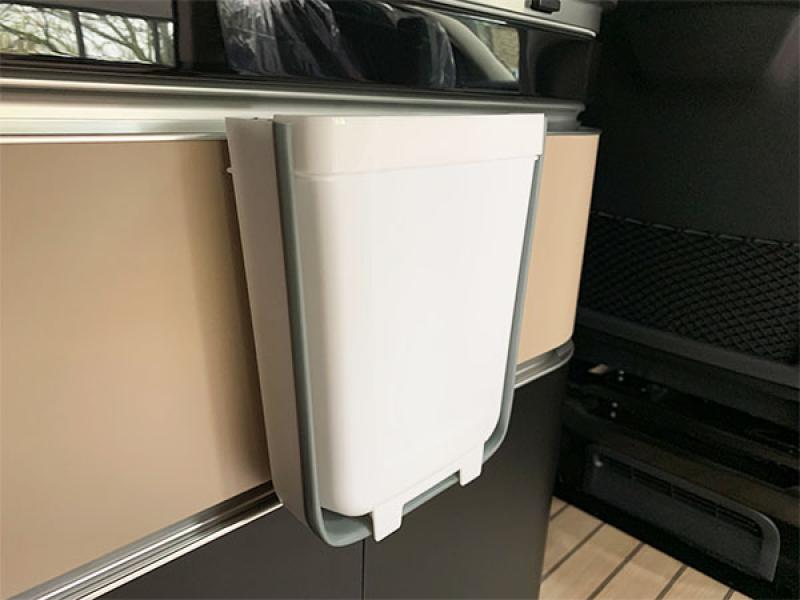 Kompakter Mülleimer für Camper