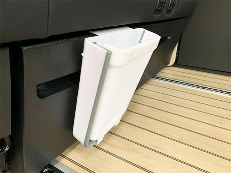 Zusammengeklappter Mülleimer – platzsparend und praktisch