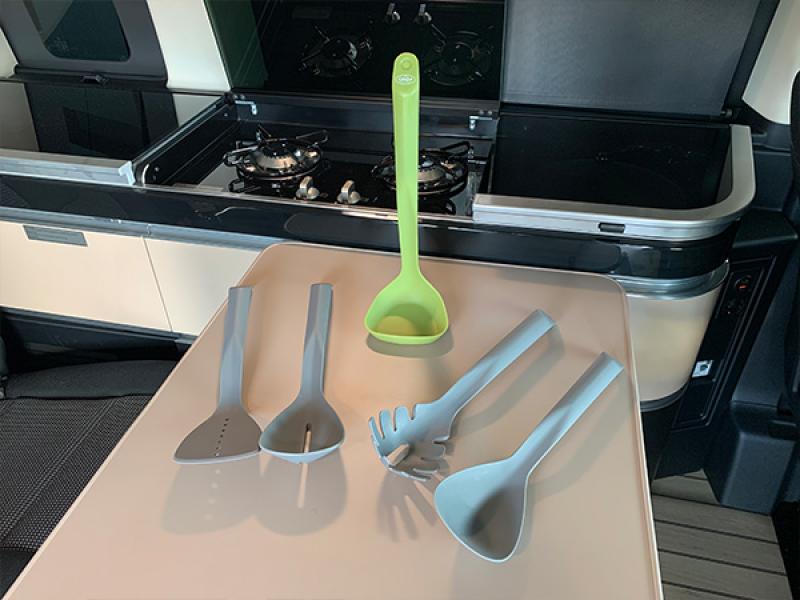Ein kompaktes und farbenfrohes 5-teiliges Küchenhelfer-Set für Camper, bestehend aus einer Kelle, einem Pfannenwender, einem Abtropflöffel, einem Servierlöffel und einem Pastalöffel. Die Utensilien sind aus hochwertigem, hitzebeständigem Material gefertig