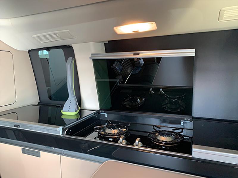 Ein Bild des kompletten 5-teiligen Küchenhelfer-Sets für Camper, das farbenfroh und platzsparend gestapelt ist. Das Set beinhaltet eine Kelle, einen Pfannenwender, einen Abtropflöffel, einen Servierlöffel und einen Pastalöffel, alle aus hitzebeständigem M