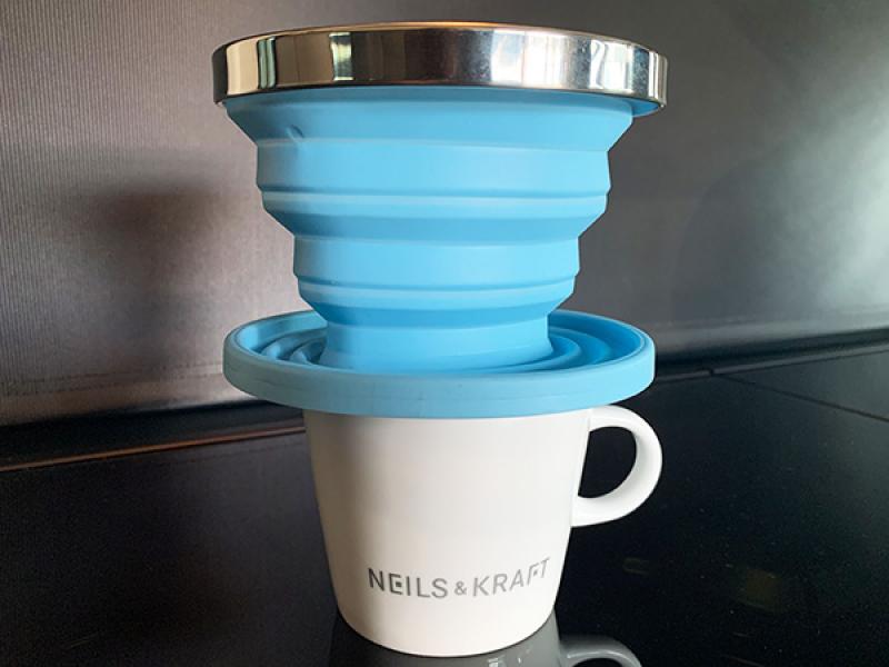 Der faltbare Silikon Kaffeefilterhalter in geöffnetem Zustand. Genießen Sie Kaffee in der freien Natur.