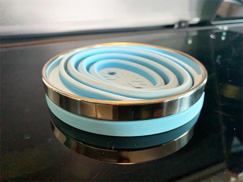 Die kompakte Größe des Silikon Kaffeefilterhalters im zusammengefalteten Zustand. Ideal für Reisen und Camping.