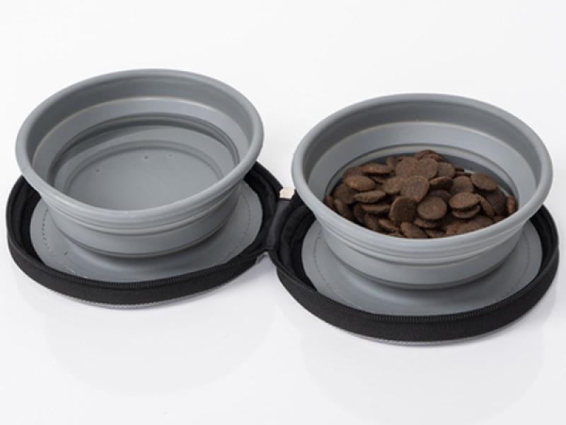 Faltbarer Hundenapf für unterwegs - Praktisch und platzsparend: Unser Hundenapf-Set mit zwei Silikonnäpfen und Tragetasche ist ideal für Reisen. Komfortabel, robust und leicht zu reinigen. Jetzt auf neils-und-kraft.shop bestellen!