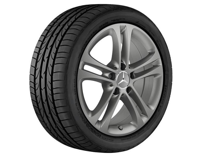 Original Mercedes-Benz Leichtmetallrad mit montiertem Reifen in schräger Seitenansicht, fünf Doppelspeichen-Design in Himalaya Grau matt.