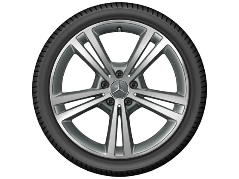Original Mercedes-Benz Leichtmetallfelge in Himalaya Grau glanzgedreht mit fünf Doppelspeichen-Design und montiertem Reifen. Hochwertige Verarbeitung für optimale Performance und eine sportlich-elegante Optik.