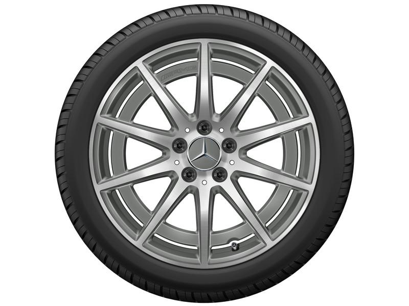 Mercedes-Benz AMG Leichtmetallrad mit montiertem Reifen in Frontansicht. Die silberne Mehrspeichen-Felge verleiht dem Rad eine elegante und dynamische Ausstrahlung. Mercedes-Benz AMG Leichtmetallrad mit montiertem Reifen in Frontansicht. Die silberne Mehrspeichen-Felge verleiht dem Rad eine elegante und dynamische Ausstrahlung.