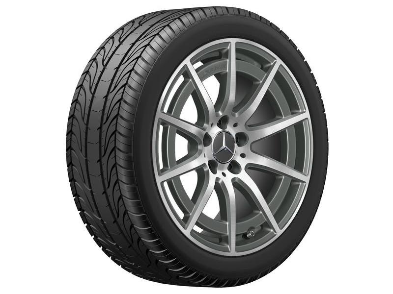 Nahaufnahme eines Mercedes-Benz AMG Leichtmetallrads mit montiertem Reifen, seitliche Ansicht. Die silberne Felge mit mehreren Speichen sorgt für eine sportliche Optik. Nahaufnahme eines Mercedes-Benz AMG Leichtmetallrads mit montiertem Reifen, seitliche Ansicht. Die silberne Felge mit mehreren Speichen sorgt für eine sportliche Optik.