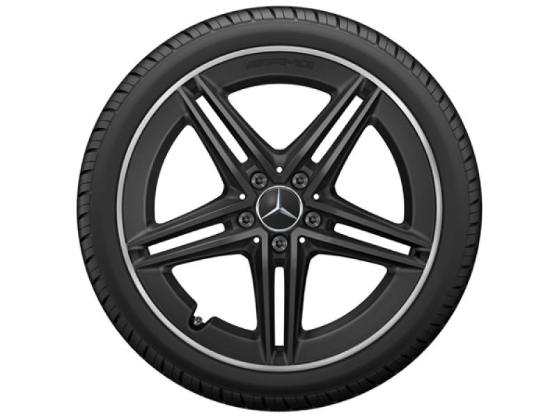 Schwarze AMG Leichtmetallfelge mit fünf Doppelspeichen und silberner Akzentlinie, montiert mit einem Reifen. Das Mercedes-Benz Logo ist zentral in der Radnabe platziert. Schwarze AMG Leichtmetallfelge mit fünf Doppelspeichen und silberner Akzentlinie, montiert mit einem Reifen. Das Mercedes-Benz Logo ist zentral in der Radnabe platziert.