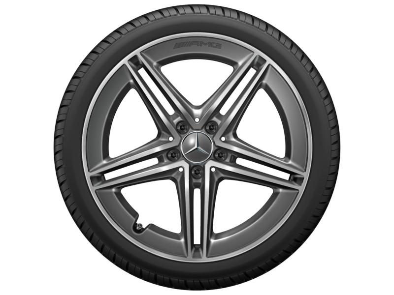 Frontalansicht eines AMG Leichtmetallrades mit 5-Speichen-Design und montiertem Reifen. Die Felge besticht durch ihr hochwertiges, glanzgedrehtes Finish in Tantalgrau. Frontalansicht eines AMG Leichtmetallrades mit 5-Speichen-Design und montiertem Reifen. Die Felge besticht durch ihr hochwertiges, glanzgedrehtes Finish in Tantalgrau.