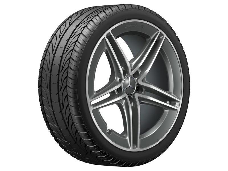 Schrägansicht eines AMG Leichtmetallrades mit sportlichem 5-Speichen-Design und montiertem Reifen. Die Felge hat eine edle, glanzgedrehte Oberfläche in Tantalgrau. Schrägansicht eines AMG Leichtmetallrades mit sportlichem 5-Speichen-Design und montiertem Reifen. Die Felge hat eine edle, glanzgedrehte Oberfläche in Tantalgrau.