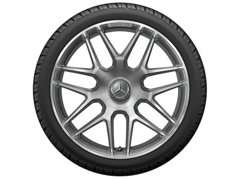 Original Mercedes-Benz AMG Schmiederad in titangrauer glanzgedrehter Optik mit sportlichem Mehrspeichen-Design und montiertem Reifen.