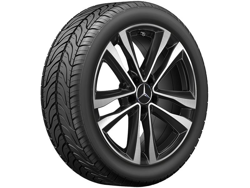 Schwarze Mercedes-Benz Leichtmetallfelge mit silbernen Akzenten und montiertem Reifen in seitlicher Ansicht. Schwarze Mercedes-Benz Leichtmetallfelge mit silbernen Akzenten und montiertem Reifen in seitlicher Ansicht.