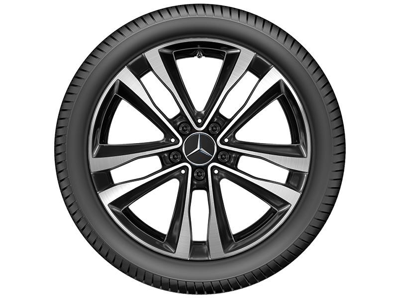 Original Mercedes-Benz Alufelge in Schwarz mit polierten Elementen und dem ikonischen Mercedes-Stern in der Mitte, von vorne betrachtet. Original Mercedes-Benz Alufelge in Schwarz mit polierten Elementen und dem ikonischen Mercedes-Stern in der Mitte, von vorne betrachtet.