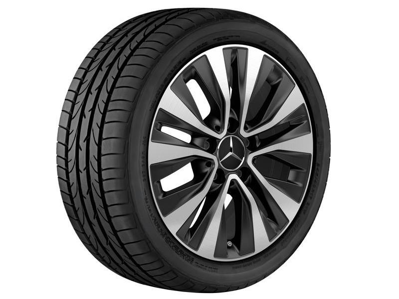 Original Mercedes-Benz Leichtmetallrad mit montiertem Reifen in einer schrägen Seitenansicht. Die Felge hat ein modernes, zweifarbiges Design mit schwarz-silbernen Speichen und das typische Mercedes-Benz Logo in der Mitte. Original Mercedes-Benz Leichtmetallrad mit montiertem Reifen in einer schrägen Seitenansicht. Die Felge hat ein modernes, zweifarbiges Design mit schwarz-silbernen Speichen und das typische Mercedes-Benz Logo in der Mitte.