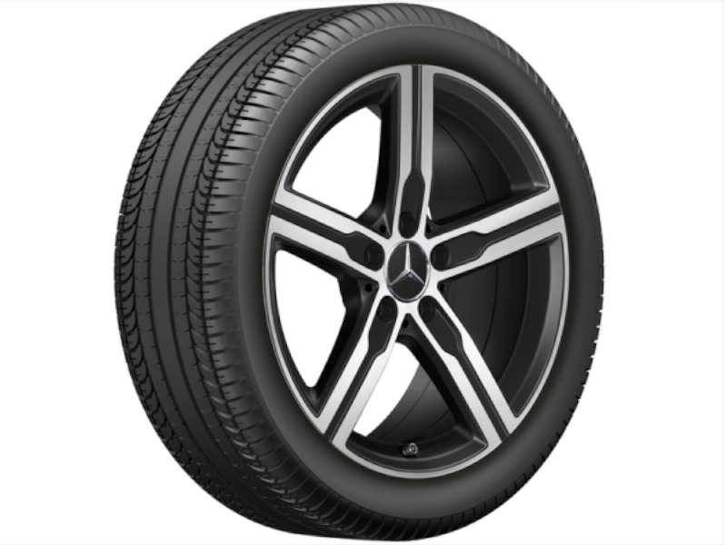Original Mercedes-Benz Leichtmetallfelge in Schwarz matt mit fünf Doppelspeichen, inklusive montiertem Reifen. Dynamische Perspektive zur Präsentation des sportlichen Designs. Original Mercedes-Benz Leichtmetallfelge in Schwarz matt mit fünf Doppelspeichen, inklusive montiertem Reifen. Dynamische Perspektive zur Präsentation des sportlichen Designs.