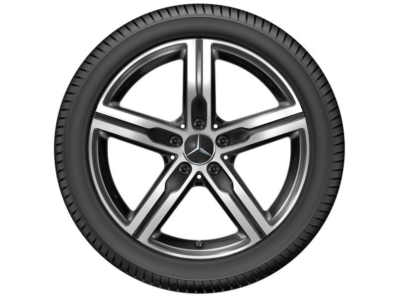 Frontalansicht einer originalen Mercedes-Benz Leichtmetallfelge mit montiertem Reifen. Die Felge zeigt ein elegantes 5-Speichen-Design mit glänzenden silbernen Akzenten. Frontalansicht einer originalen Mercedes-Benz Leichtmetallfelge mit montiertem Reifen. Die Felge zeigt ein elegantes 5-Speichen-Design mit glänzenden silbernen Akzenten.