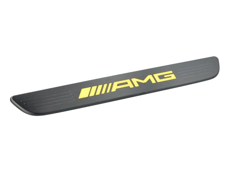 AMG Einstiegsleisten in Edelstahl schwarz für vorne, beleuchtet, einteilig mit AMG Schriftzug in gelb AMG Einstiegsleisten in Edelstahl schwarz für vorne, beleuchtet, einteilig mit AMG Schriftzug in gelb