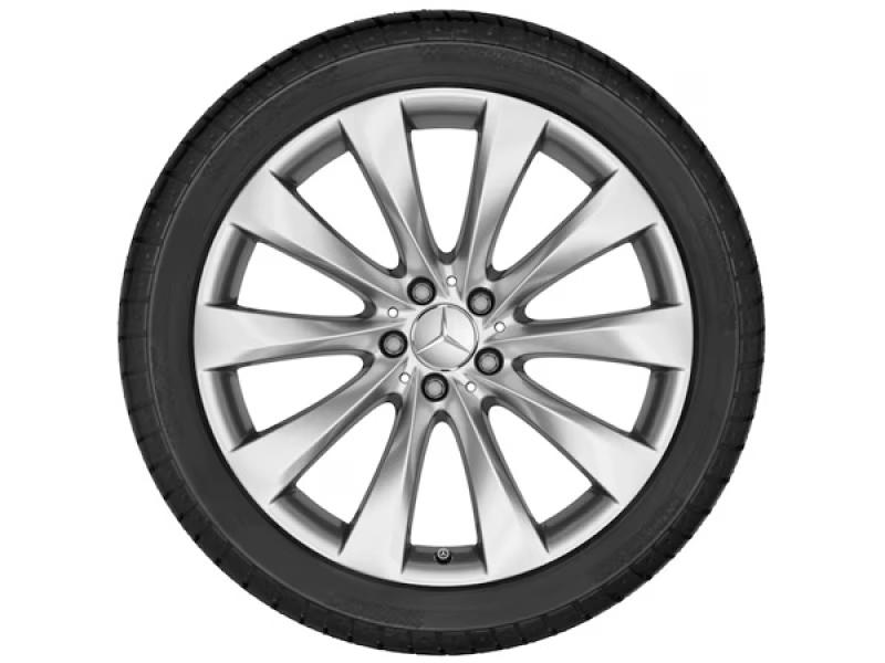 Original Mercedes-Benz 10-Speichen-Leichtmetallrad in Thuliumsilber, 20 Zoll, für die Hinterachse der S-Klasse W222, Ansicht der Felge mit klar erkennbarer Speichenstruktur und lackierter Oberfläche Original Mercedes-Benz 10-Speichen-Leichtmetallrad in Thuliumsilber, 20 Zoll, für die Hinterachse der S-Klasse W222, Ansicht der Felge mit klar erkennbarer Speichenstruktur und lackierter Oberfläche