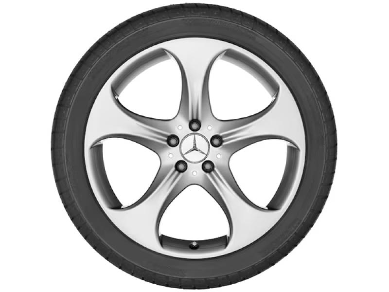 Detailaufnahme der Original Mercedes-Benz 20 Zoll Hinterachs-Felge A22240123007X45 in Vanadiumsilber – passend für S-Klasse W222