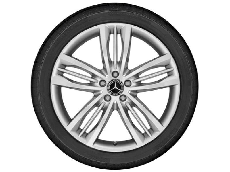 20 Zoll Mercedes-Benz 5-Tripel-Speichen-Leichtmetallrad in Thuliumsilber für die S-Klasse W222, lackiert, passend für die Hinterachse, Ansicht schräg von vorne 20 Zoll Mercedes-Benz 5-Tripel-Speichen-Leichtmetallrad in Thuliumsilber für die S-Klasse W222, lackiert, passend für die Hinterachse, Ansicht schräg von vorne