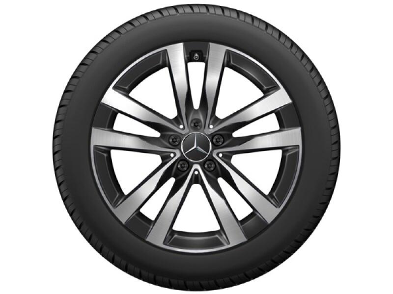 Ein glänzendes 5-Doppelspeichen-Rad mit dem Emblem von Mercedes-Benz
