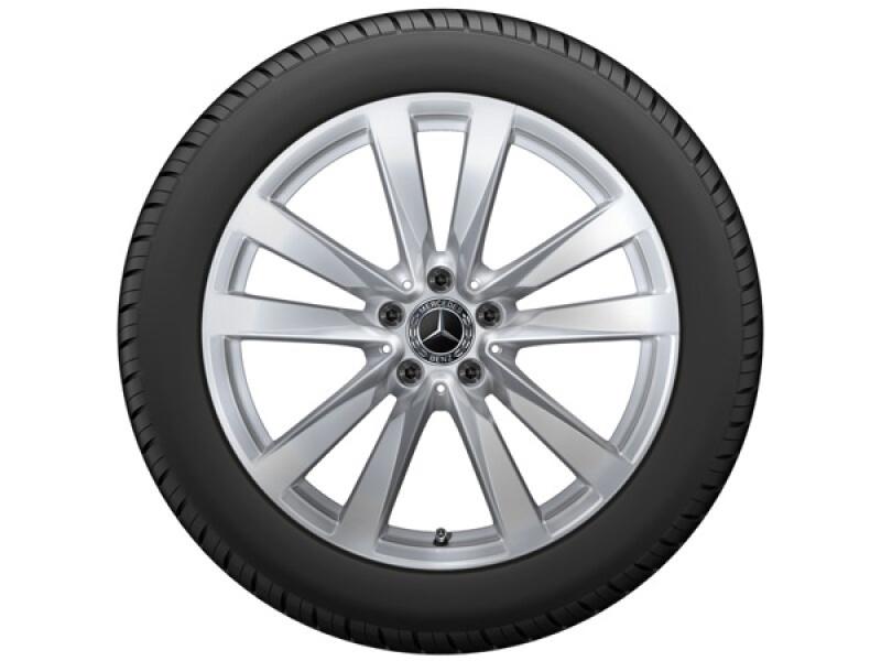 Eine detaillierte Aufnahme der Original Mercedes-Benz Alufelge mit dem markanten Markenlogo