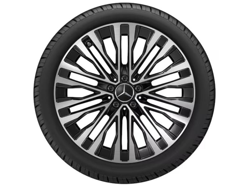 Nahaufnahme der exklusiven Mercedes-Benz Alufelge mit markantem Markenlogo und edlem Design
