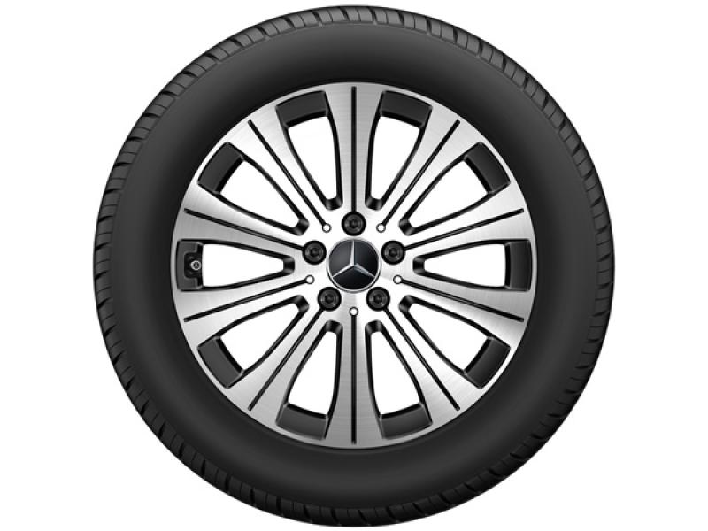 Original Mercedes-Benz Leichtmetallrad mit Bereifung in 18 Zoll, glanzgedrehtes Design mit filigranen Speichen und zentralem Mercedes-Benz Logo. Hochwertige Verarbeitung und stilvolle Optik für maximale Fahrperformance und Sicherheit. Original Mercedes-Benz Leichtmetallrad mit Bereifung in 18 Zoll, glanzgedrehtes Design mit filigranen Speichen und zentralem Mercedes-Benz Logo. Hochwertige Verarbeitung und stilvolle Optik für maximale Fahrperformance und Sicherheit.