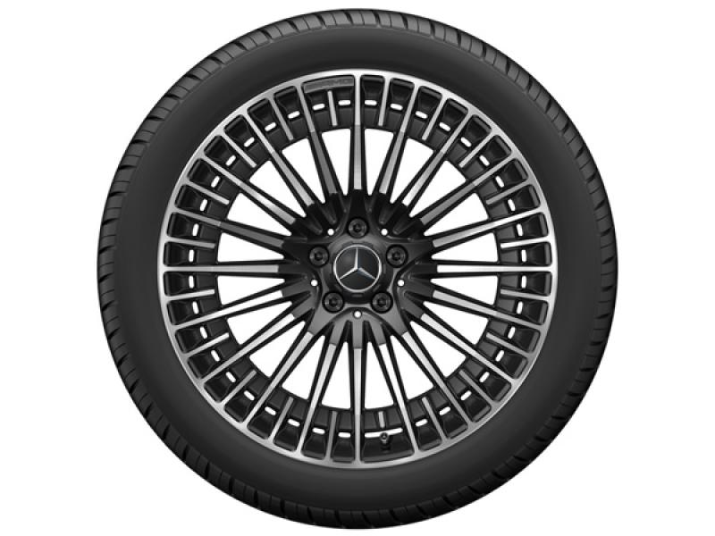 Schwarze AMG Leichtmetallfelge mit vielspeichigem Design und Mercedes-Benz Logo in der Mitte, montiert mit einem Reifen. Hochwertige Optik mit glanzgedrehter Oberfläche. Schwarze AMG Leichtmetallfelge mit vielspeichigem Design und Mercedes-Benz Logo in der Mitte, montiert mit einem Reifen. Hochwertige Optik mit glanzgedrehter Oberfläche.