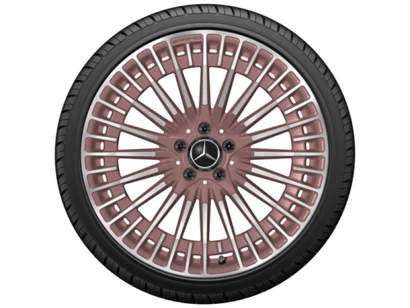 Edles 20-Zoll AMG Rad mit komplexem Speichenmuster und markantem Mercedes-Stern in der Mitte. Edles 20-Zoll AMG Rad mit komplexem Speichenmuster und markantem Mercedes-Stern in der Mitte.