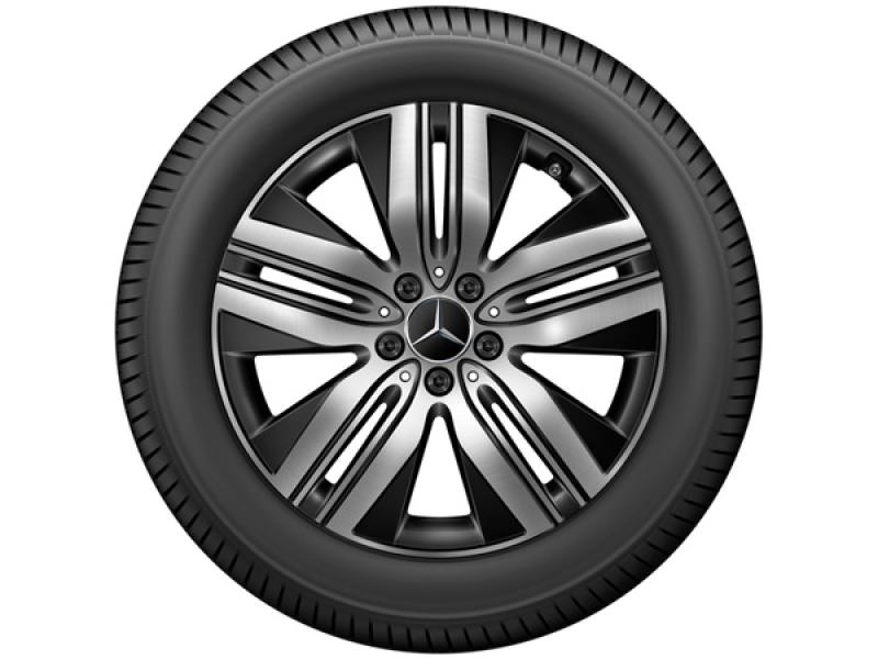 Original Mercedes-Benz Leichtmetallfelge in Schwarz mit glanzgedrehten Elementen und fünf Doppelspeichen, inklusive montiertem Reifen. Das ikonische Mercedes-Logo befindet sich in der Mitte der Felge. Original Mercedes-Benz Leichtmetallfelge in Schwarz mit glanzgedrehten Elementen und fünf Doppelspeichen, inklusive montiertem Reifen. Das ikonische Mercedes-Logo befindet sich in der Mitte der Felge.