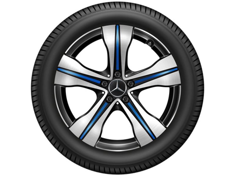 Original Mercedes-Benz Leichtmetallfelge mit fünf Doppelspeichen, silbernem Finish und blauen Designelementen, ausgestattet mit einem montierten Reifen. Original Mercedes-Benz Leichtmetallfelge mit fünf Doppelspeichen, silbernem Finish und blauen Designelementen, ausgestattet mit einem montierten Reifen.
