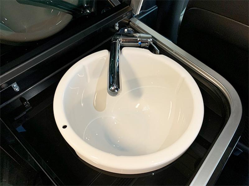 Die Westfalia Spülschüssel in Aktion - Praktische Reinigungslösung für unterwegs