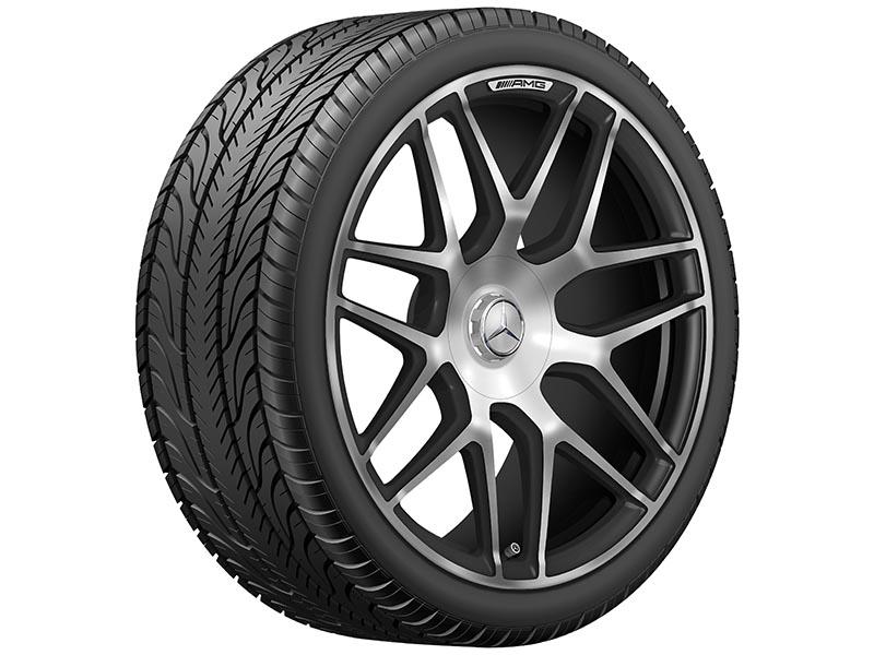 Original AMG Schmiederad 22 Zoll im Kreuzspeichen-Design in Schwarz Matt für Mercedes-Benz G-Klasse BR 463, Ansicht der mattschwarzen Leichtmetallfelge in Seitenperspektive Original AMG Schmiederad 22 Zoll im Kreuzspeichen-Design in Schwarz Matt für Mercedes-Benz G-Klasse BR 463, Ansicht der mattschwarzen Leichtmetallfelge in Seitenperspektive
