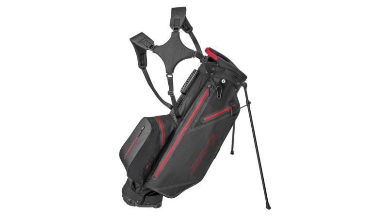 Schwarzes AMG Golf-Standbag mit roten Akzenten und gepolsterten, längenverstellbaren Schulterträgern, aufrecht stehend auf zwei stabilen Standfüßen.