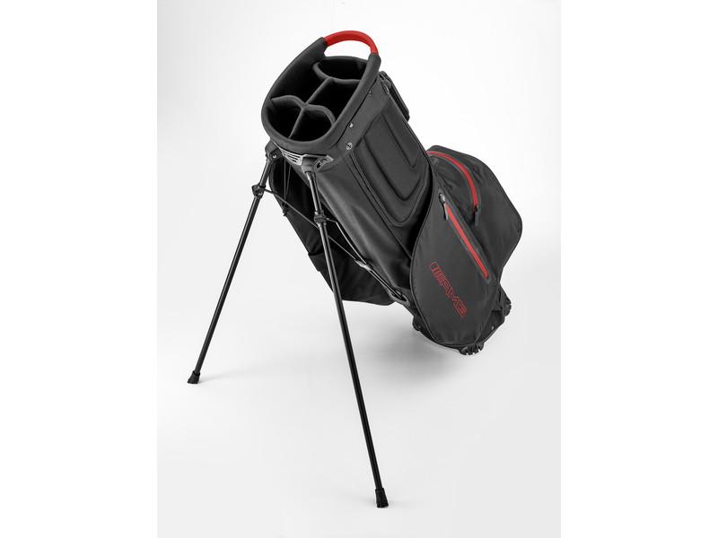 Rückansicht eines schwarzen AMG Golf-Standbags mit rotem Griff und 5er-Schlägereinteilung, stabil auf seinen Standfüßen positioniert.