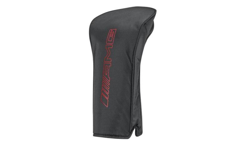 Schwarzes AMG Golfschläger-Headcover mit rotem AMG-Logo, zeigt die Vorderansicht des Covers in aufrechter Position.