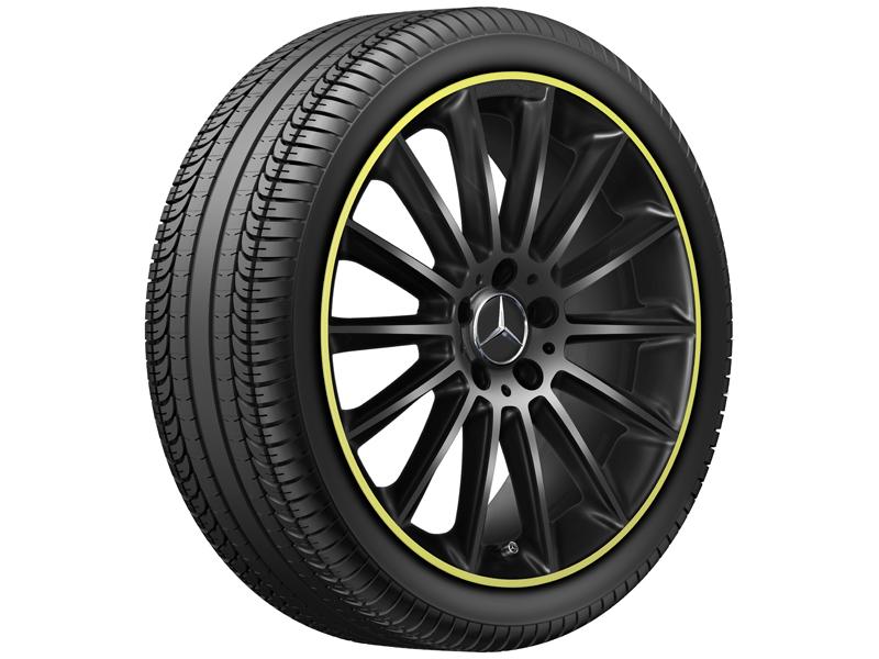 Schwarze AMG Leichtmetallfelge mit gelbem Akzent und montiertem Reifen, sportliches Design mit Mehrspeichen-Optik. Schwarze AMG Leichtmetallfelge mit gelbem Akzent und montiertem Reifen, sportliches Design mit Mehrspeichen-Optik.