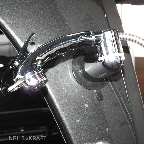 Detailaufnahme des Westfalia Saugfußes, der speziell für die Befestigung der Außendusche am Ford Nugget entwickelt wurde.