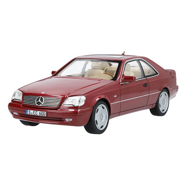 Modellauto des Mercedes-Benz C 140 Coupé in roter Lackierung, Frontalansicht mit geschlossenen Türen.