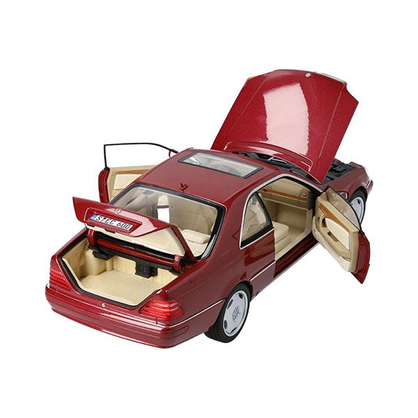 Rückansicht des Mercedes-Benz C 140 Modellautos mit geöffneten Türen und Heckklappe, Blick auf den Kofferraum und Innenraum.