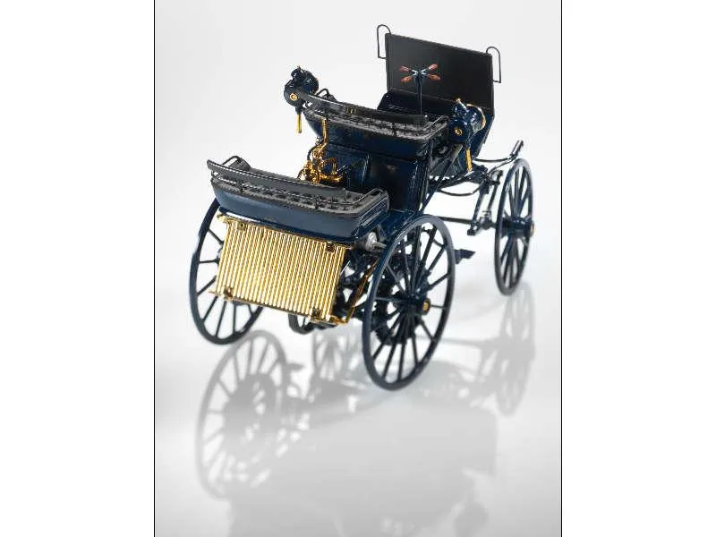 Frontalansicht der Daimler Motorkutsche (1886) als Miniaturmodell, originalgetreu nach historischem Vorbild gefertigt.