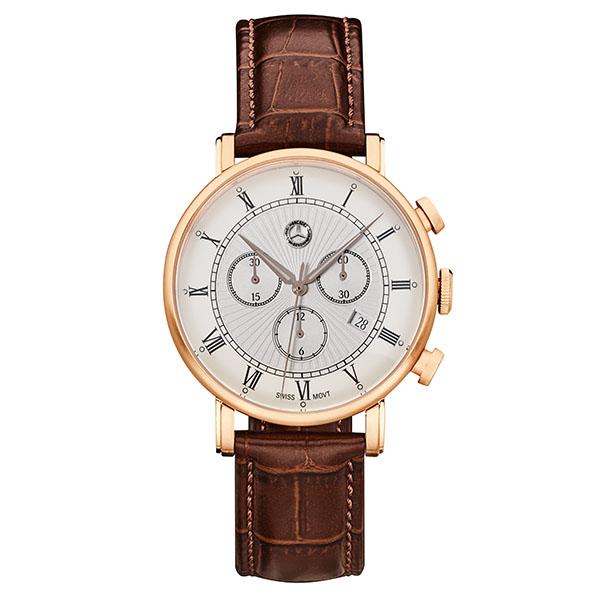 Roségoldfarbener Herren-Chronograph mit Edelstahlgehäuse, silbernem Zifferblatt und braunem Lederarmband in Kroko-Optik. Die Uhr verfügt über drei Hilfszifferblätter, römische Ziffern und eine Stoppfunktion.