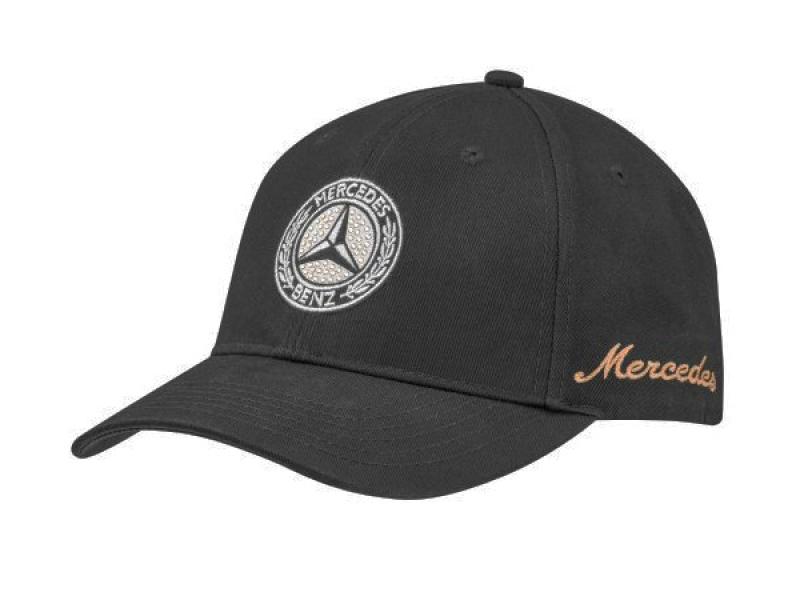 Schwarze Mercedes-Benz Cap mit gesticktem Classic-Stern-Logo auf der Vorderseite und goldfarbenem gesticktem ‚Mercedes‘-Schriftzug an der Seite, größenverstellbar mit klassischem Design.