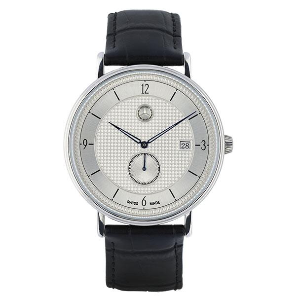 Klassische Herrenuhr mit rundem Edelstahlgehäuse, silberfarbenem Ziffernblatt mit feiner Prägung und schwarzen Markierungen. Die Uhr verfügt über blaue Zeiger, eine kleine Sekunde bei 6 Uhr und eine Datumsanzeige bei 3 Uhr. Das schwarze Lederarmband mit S